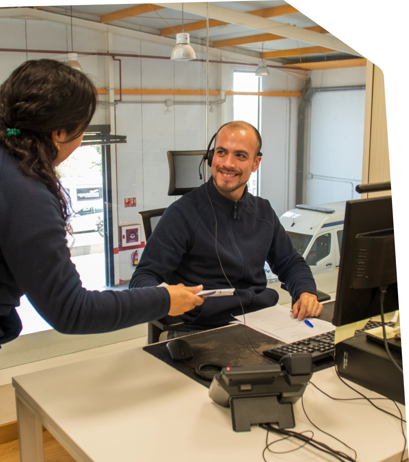 onneo-grupo-cooperativo-transporte-sanitario-oficina-chica-chico-4648