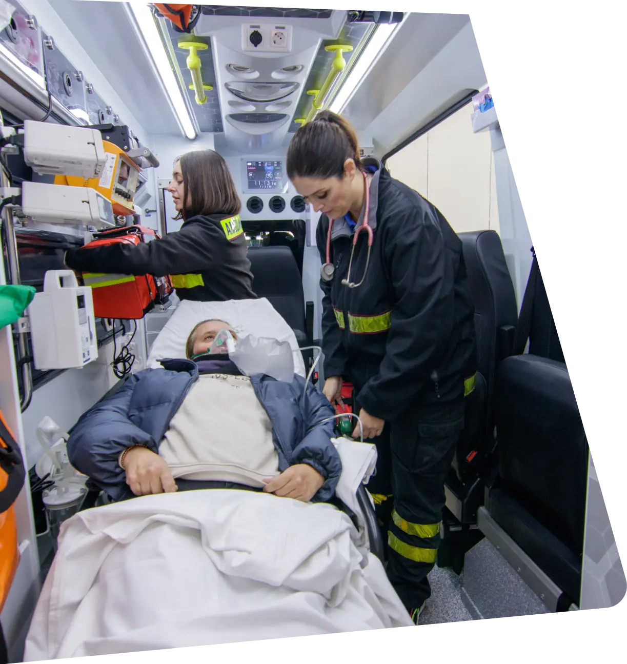 onneo-grupo-cooperativo-transporte-sanitario-interior-ambulancia-uvi-atencion-h-4818