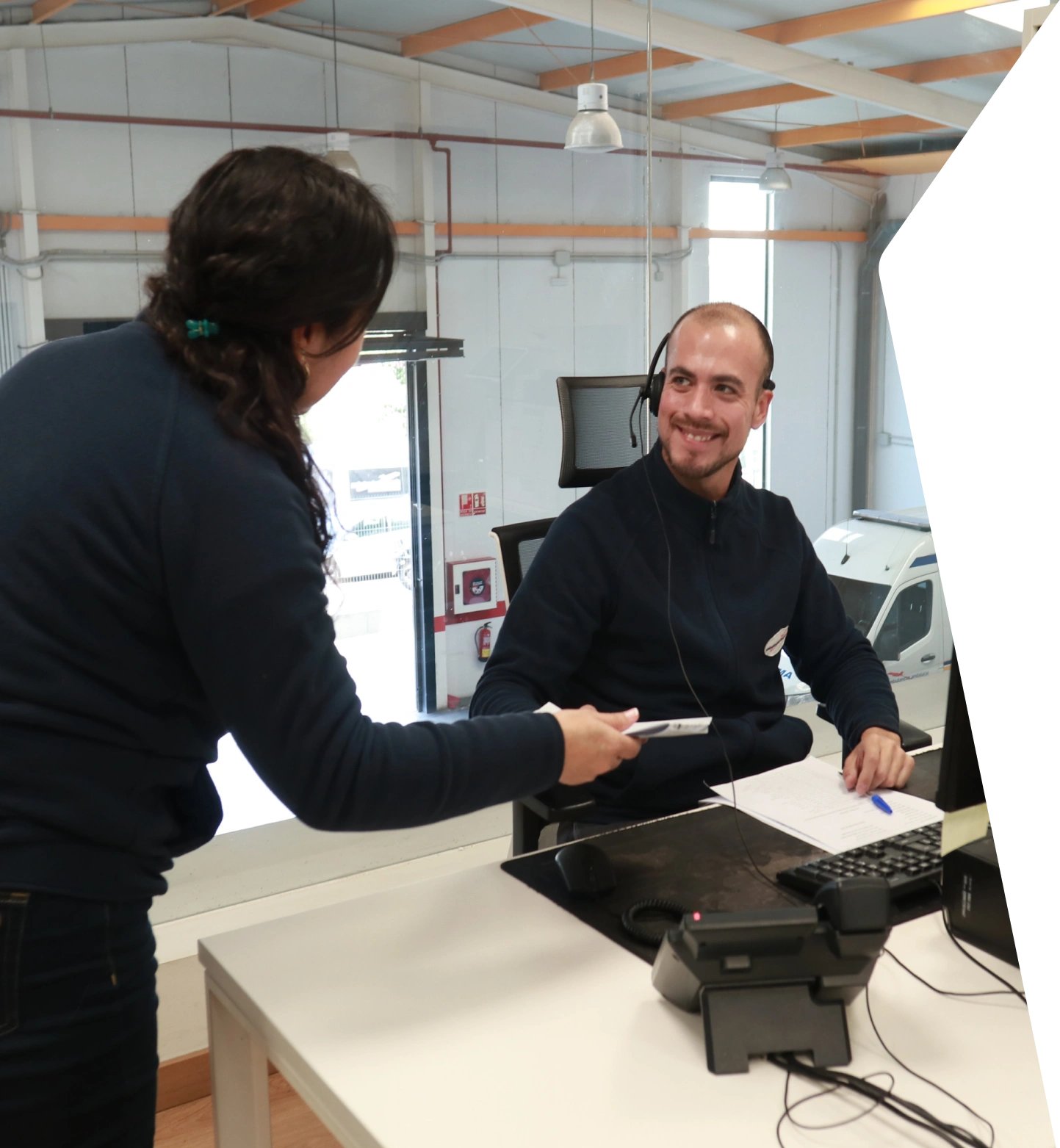 onneo-grupo-cooperativo-transporte-sanitario-oficina-chica-chico-4648